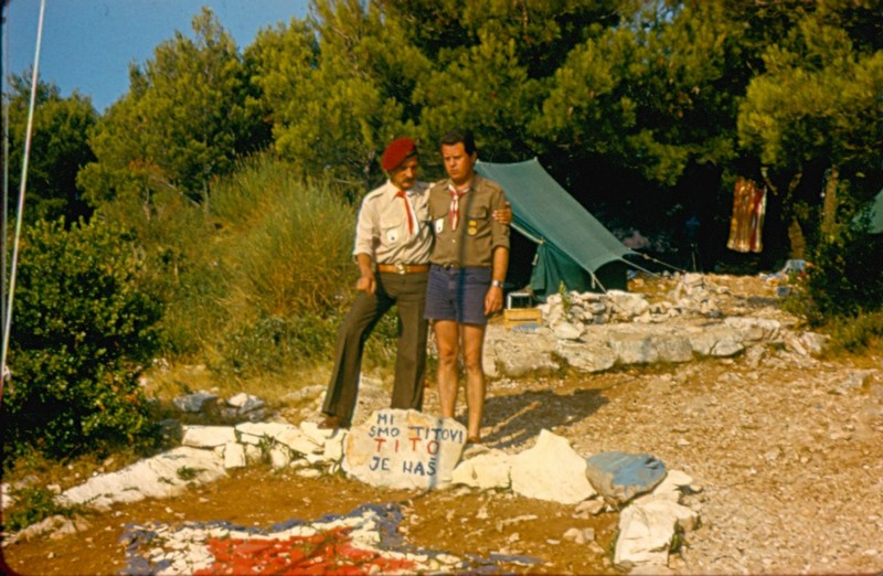 Inicjatorzy wymiany , do lewej Druh hm Stanisław Piasecki i Ivan Mikulić (Pipin) – Komendanci wspólnego Obozu Izvidaći i Harcerzy na Wyspie Otok Mladosti w roku 1977.