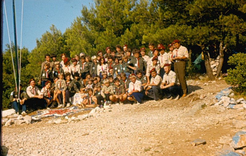 Wspólne zdjęcie Izvidaći i Harcerzy – Obóz na Wyspie Otok Mladosti w roku 1977