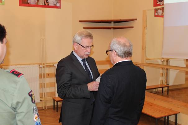 V-ce Prezydent Miasta Krakowa, mgr inż. Tadeusz Trzmiel dekoruje Druha hm Jarosława Balona Odznaką „Honoris Gratia”.