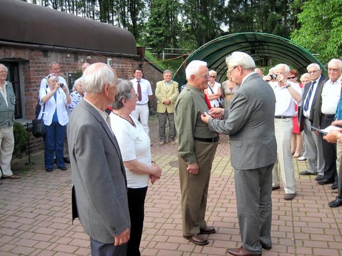 Wiceprezydent Miasta Krakowa Pan Tadeusz Trzmiel wręcza Jubilatom odznaki „Honoris Gratia”. Od lewej Druh Jan Ziembla, Druhna phm Teresa Zamojska, Druh hm Tadeusz Gąsecki