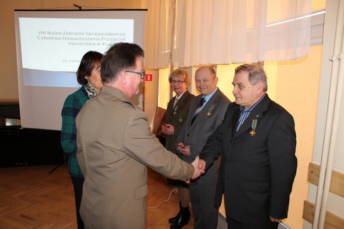 Druh hm Henryk Chrobak (Przewodniczący Chorągwianej Komisji Rewizyjnej) w imieniu Przewodniczącego ZHP wręcza Odznaczonym Złote Krzyże „Za Zasługi dla ZHP”. Odznaczeni (od lewej): hm Małgorzata Komorowska, hm Władysław Dobosz i hm Marek Dobosz.