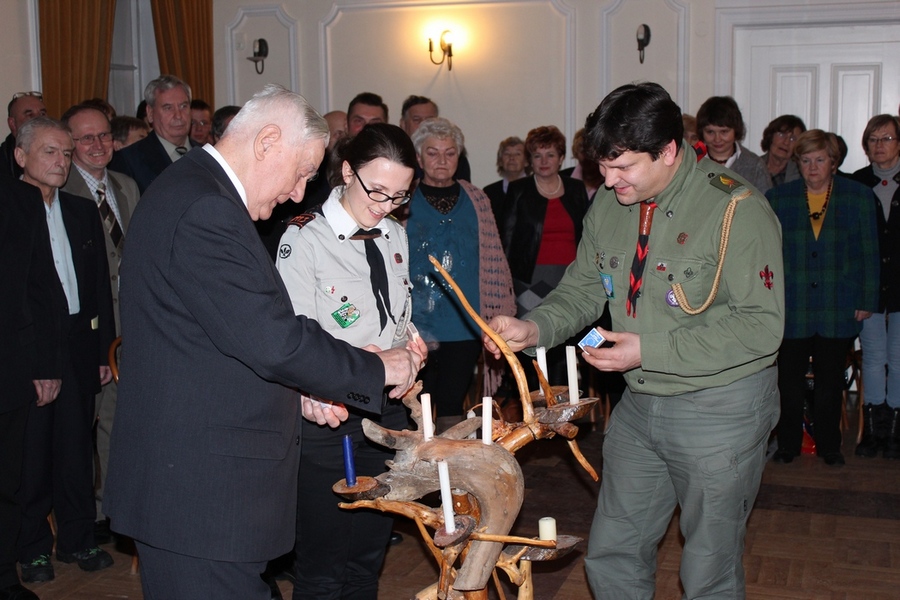 Od lewej Jubilat, Druh hm Adam Jelonek, hm Joanna Siekaniec (Komendantka Hufca ZHP Kraków-Podgórze) i hm Paweł Grabka (Komendant Chorągwi Krakowskiej ZHP).