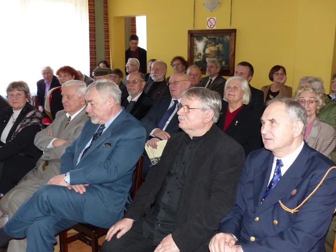 W I rzędzie od lewej siedzą: hm. Małgorzata Pobóg - Malinowska, prof. hm. Adam Jelonek, Honorowy Gość IX Spotkania „Po Latach” - Prezydent Miasta Krakowa, prof. Jacek Majchrowski, prof. hm. Andrzej Ziębliński, hm. Jerzy Klinik. W II rzędzie: hm. Jacek Kucharski, phm. Kazimierz Rywczak, , hm. Janusz Francuz, hm. Władysława Maria Francuz, hm. Danuta Bobek,W III rzędzie: Mieczysław Noworyta, hm. Jarosław Balon, Jolanta Balon, hm. Wincenty Cieślewicz, hm. Marek Pieniążek, hm. Ryszard Jaworski, hm. Ryszard Korski, W ostatnim rzędzie: prof. Andrzej Kurz, Jan Nowak, prof. Janusz Szpytko, hm. Teresa Laskoś.