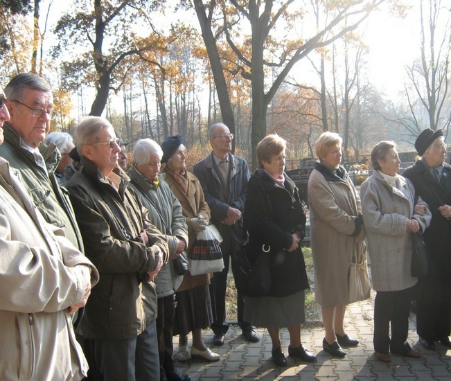 Zaduszki Kręgu „Stara Brać”. 1983r. W środku Dh phm. Aleksander Norek