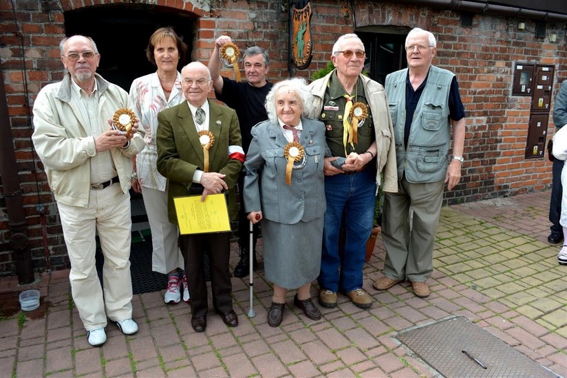 Od prawej. 1 rząd, Jubilaci udekorowani tradycyjnym „floo”: M. Kudasiewicz, B. Pajor, T. Tippe. 2 rząd: K.Rywczak w za A. Norka, D.Noszka-Leśniewska, J. Kujawski w za. Zdz. Pajora, Zb. Sabiński ( Fot.AG)