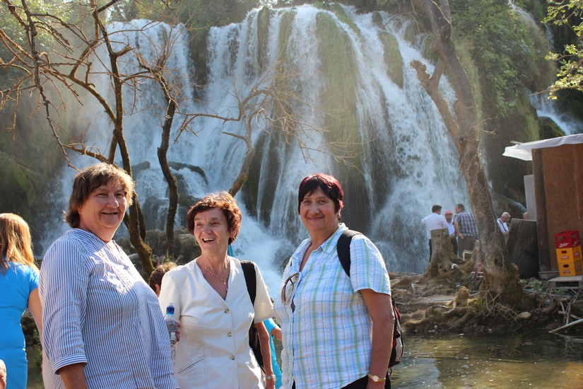Od lewej: Ania Tomal, Madzia Migacz i Teresa Kurtybała-Kłos, w tle Wodospady Kravica w pełnej krasie