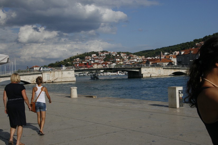 Na wprost zabytkowy Trogir