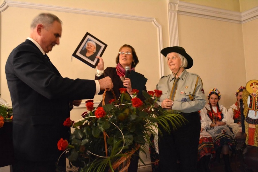 Druhna hm. Danuta Noszka – Leśniewska i Druh hm. Jerzy Klinik – życzenia, pamiątki i kwiaty dla Jubilatki