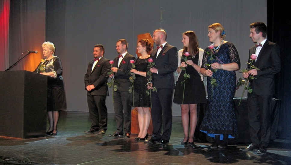 Przemawia druhna hm Irena Piątek. Dalej Komenda Chorągwi Krakowskiej - Organizatorzy plebiscytu i gali TADEK 2014, od lewej: hm. Mariusz Siudek, phm. Artur Walkowiak, hm. Anna Nowak, hm. Bartosz Zawisza, pwd. Sonia Kurek, phm. Anna Hałatek, phm. Michał Łesyk