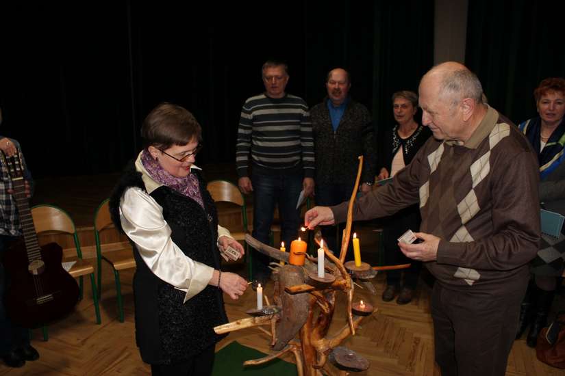 Uroczyste rozpalenie symbolicznej watry, od lewej: Druhna Jolanta Balon i Druh hm. Władysław Dobosz