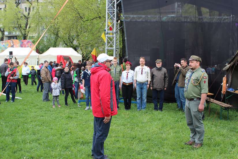 Druh phm. Andrzej Marcińczyk melduje Komendantowi Chorągwi Krakowskiej ZHP, druhowi hm. Mariuszowi Siudkowi gotowość żeglarzy do rozpoczęcia regat.