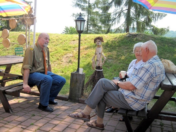 Hm Janusz Wojtycza ( w mundurze), hm. Adam Jelonek i pani Antonina  Korska