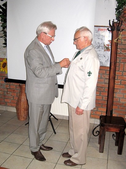I Zastępca Prezydenta Miasta Krakowa hm. Tadeusz Trzmiel wręcza odznakę Honoris Gratia druhowi phm. Bogdanowi Głąbowi