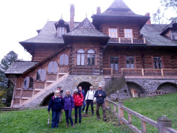 Przed Willą „Pod Jedlami”