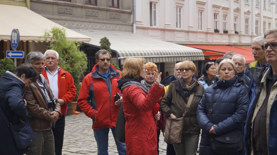 Nasza przewodniczka (Pani Katarzyna) przybliża nam wielowiekową historię Lwowa