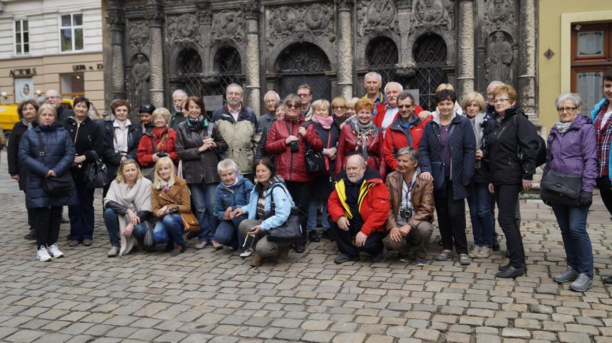 Pamiątkowe zdjęcie przed Kaplicą Boimów przy katedrze rzymskokatolickiej p.w. Wniebowzięcia Najświętszej Marii Panny (zbudowana w latach 1609 – 1611 w stylu późnego renesansu, ufundowana przez mieszczański ród Boimów pochodzących z Transylwanii).