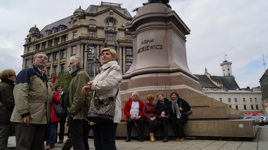 Pomnik Adama Mickiewicz – na pierwszym planie od lewej strony: Druh Marek Valenta, oraz Elżbieta Dudkowska-Wawrzycka. Pomnik zaprojektował profesor politechnik Lwowskiej A. Popiel w układzie kolumny jońskiej, odsłonięty 30 października 1904 roku z udziałem syna poety – Władysława Mickiewicza.