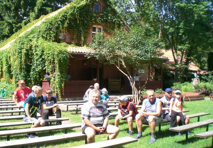 Leśniczówka Pranie – uczestnicy wycieczki przed muzeum