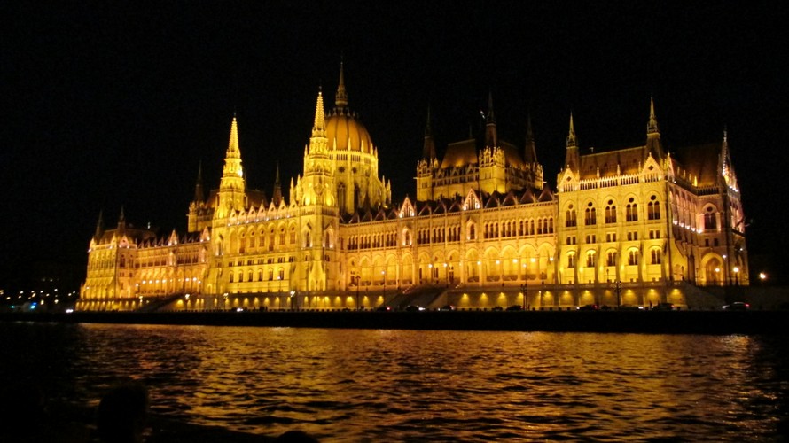 Budynek Parlamentu nocą prezentuje się znakomicie