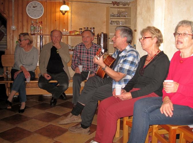 Na gitarze gra hm. Andrzej Łanuszka
