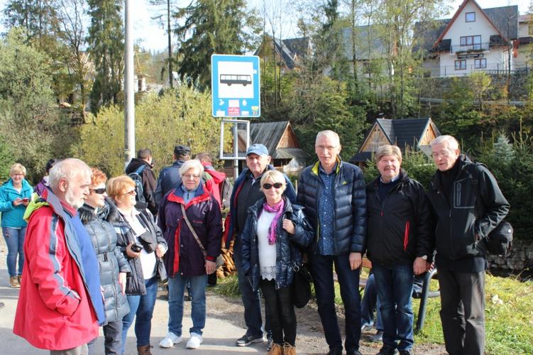 Małe Ciche w oczekiwaniu na transport do Zakopanego.