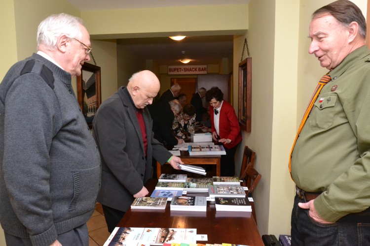 Stoisko Komisji Historycznej prowadzi hm. Krzysztof Wojtycza, Pd lewej: hm. Zbigniew Sabiński, hm. Jacek Kucharski (Fot. H.Cz.)