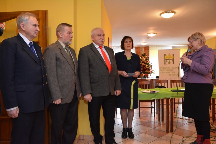 Medalami im. dr. Henryka Jordana wyróżnieni zostali: (od lewej)hm. Jerzy Klinik, hm. Wiesław Wójcik, hm. Stanisław Piasecki , wręcza Pani Renata Kloryga – Sekretarz Zarządu Oddziału Małopolskiego TPD (Fot. Agn.G).