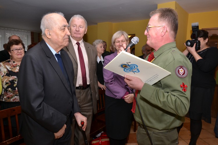 Hm. Henryk Chrobak wręcza w imieniu Naczelnika ZHP okolicznościowy adres druhowi hm. Władysławowi Pancerzowi (Fot. H.Cz.)