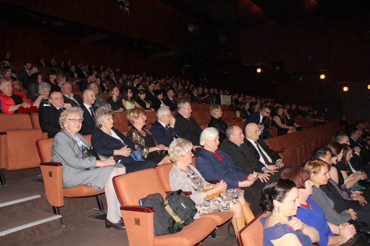 W drugim rzędzie od dołu: phm. Bogusława Spólnik, hm. Władysława Maria Francuz, hm. Ferdynand Nawratil, hm. Jacek Kucharski. Powyżej :phm Maria Trylska, hm. Janina Dworzak Kierownik Referatu Seniorów i Starszyzny Komendy Chorągwi