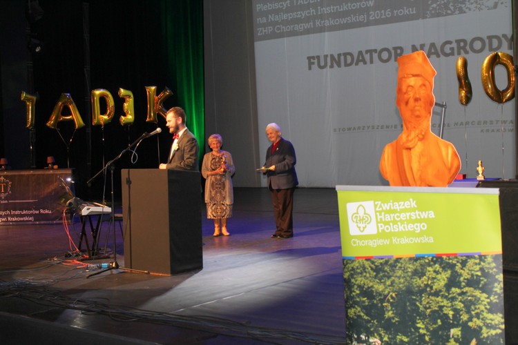 Druh hm. Artur Walkowiak ogłasza laureatkę w kategorii Komendant Hufca „Człowiek ze Stali” , dalej stoją phm. Bogusława Spólnik i hm. Władysława Maria Francuz