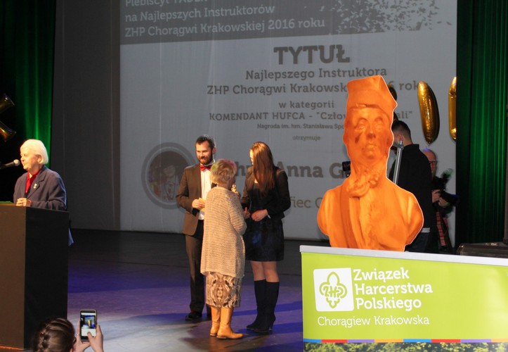 Phm. Bogusława Spólnik wręcza statuetkę druhnie phm. Annie Gęgotek, laureatce w kategorii Komendant Hufca „Człowiek ze Stali”