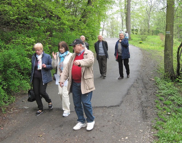 Plan pierwszy: Katarzyna Burda, Wanda Noszka-Gabor, Marek Dobosz, w głębi od lewej Władysław Dobosz, Leopold Burda, Bronisław Leśniewski