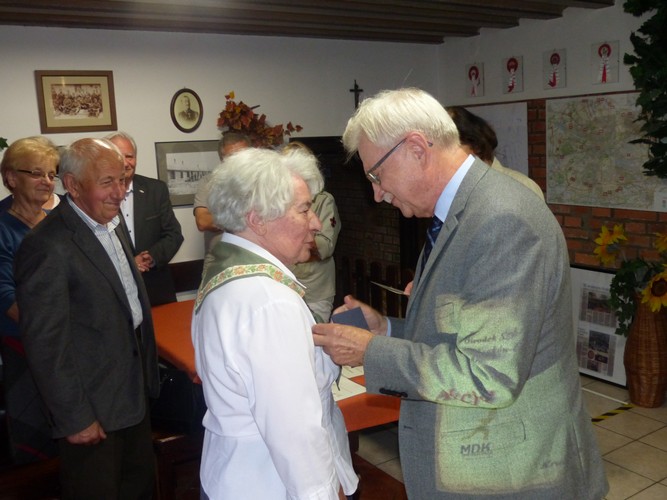 Odznakę Honoris Gratia phm. Danucie Siekańskiej wręcza I Zastępca Prezydenta m. Krakowa hm. Tadeusz Trzmiel