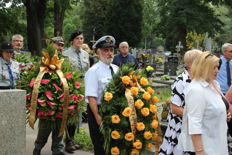 Kpt. phm. Jacek Małota niesie wieniec od Stowarzyszenia Przyjaciół Harcerstwa, dalej delegacja ZHP Komendy Krakowskiej Chorągwi na czele z Komendantem hm. Mariuszem Siudkiem