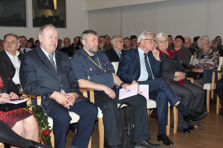 Goście (1 rz. od lew.): Jan Borowski, hm. Robert Konarski , Prezydent Tadeusz Trzmiel, Władysława Maria Francuz