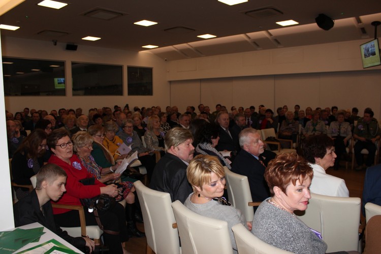 Uczestnicy zbiórki kręgu. 1 rząd hm. Magdalena Migacz, Zdzisław Klinik, Halina Klinik; 2 rząd phm. Anna Piasecka, Aldona Jach, Krzysztof Jach; 3 rząd Krzysztof Świętek, hm. Maria Wójcik, phm Bogumiła Spólnik, phm Barbara Maciejewska, hm. Krystyna Wywiał, hm. Małgorzata Twardowska-Białek, hm. Maria Majka