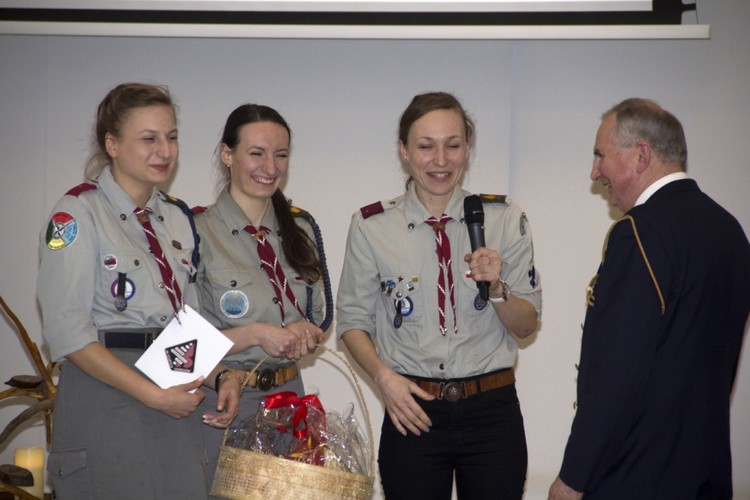 Delegacja szczepu „Czwartacy. Od lewej pwd. Sara Zago, pwd. Joanna Derwisz i pwd. Ewa Lech