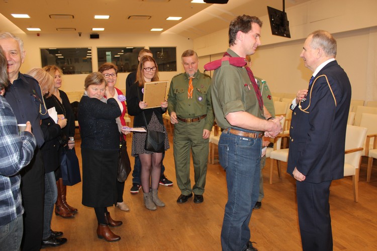 Gratulacje i życzenia składa pwd. Artur Gorzko, dalej Rodzina Wojcików Janina, Maria, Marzena i Wiesław