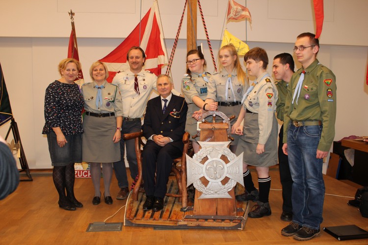 Instruktorzy i harcerze ze Szczepu „Zielone Słońce”. Od prawej: hm. Agnieszka Nawrocka, pwd. Katarzyna Hrynkiewicz, hm. Marcin Kowalik – wyjątkowo „Czwartak” , wokalistki i instrumentaliści z zespołu.