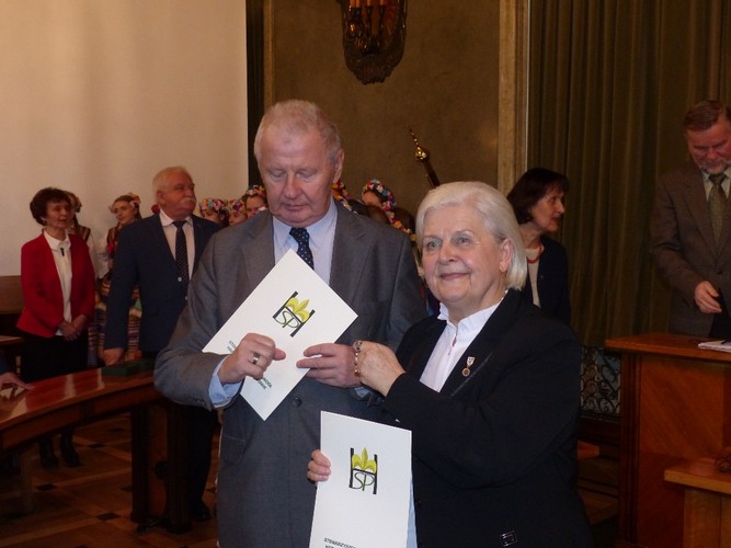 hm. Józef Lipiec i hm. Władysława Maria Francuz, prezentują sygnety Kawalerów Stowarzyszenia