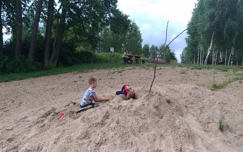 Jezioro Batężek i zabawy najmłodszych i nieco starszych uczestników