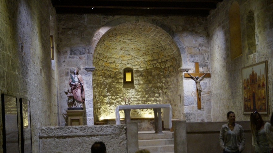 Ołtarz Kościoła Św. Łucji, po lewej kamienna płyta z tekstem w alfabecie głagolickim