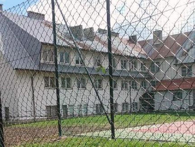 Szkoła i fragment szkolnego boiska w Lipnicy Wielkiej – Kiczory