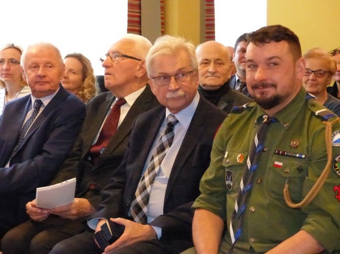 Goście XIII Spotkania „Po latach”. W pierwszym rzędzie od strony lewej siedzą: prof. hm. Józef Lipiec, Marian Kulig - Wicekanclerz Międzynarodowej Kapituły Orderu Uśmiechu, Tadeusz Trzmiel - I Zastępca Prezydenta Miasta Krakowa, hm. Mariusz Siudek - Komendant Chorągwi Krakowskiej ZHP