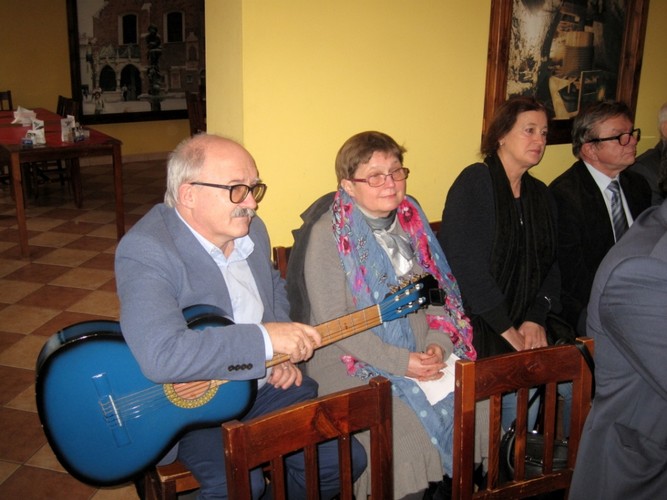 Niebieska gitara w rękach dh. hm. Jarosława Balona obok dh. Jolanta Balon