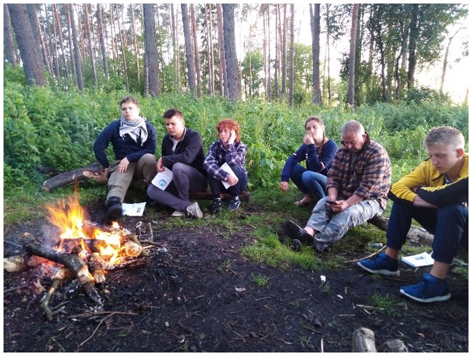 Ognisko i śpiewy pod wodzą dh Piotra Zadrożnego