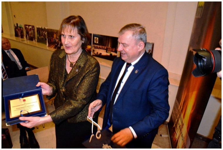 Hm. Danuta Noszka-Leśniewska przyjmuje gratulacje i upominek od Przewodniczącego i członków Rady Miasta Krakowa