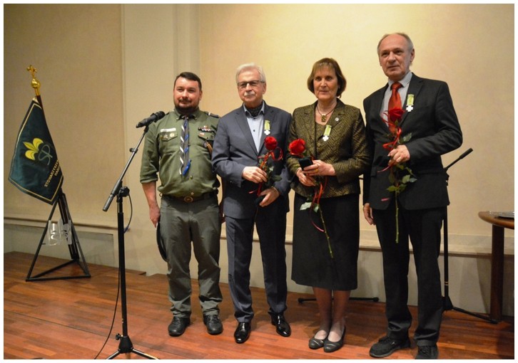 Od lewej stoją: hm. Mariusz Siudek, hm. Tadeusz Trzmiel, hm. Danuta Noszka-Leśniewska, hm. Andrzej Krzyworzeka