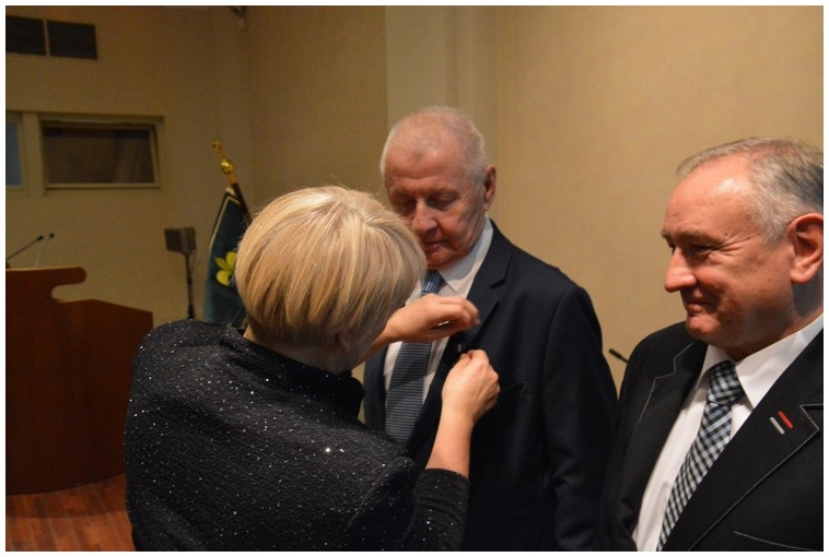 Od lewej stoją: hm. Józef Lipiec i hm. Andrzej Gaczorek wyróżnieni Medalem im. dr Henryka Jordana