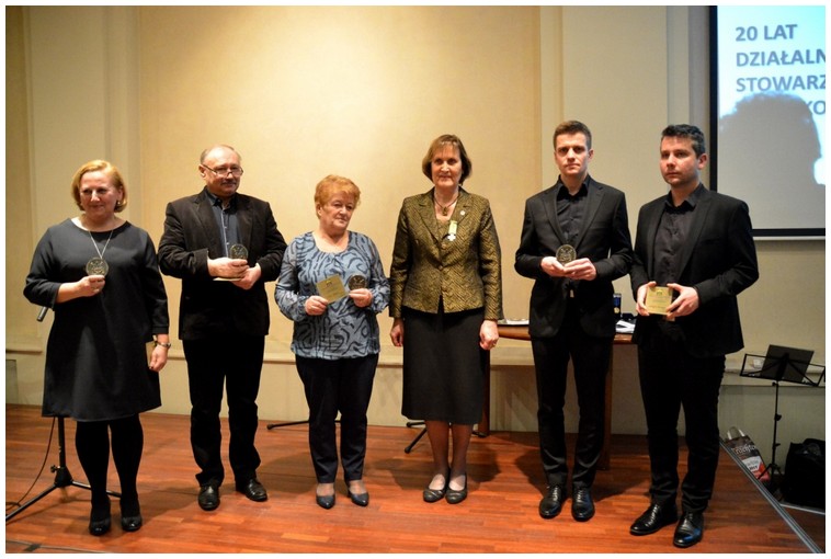 Wyróżnieni medalami „Za Zasługi dla SPH”. Od lewej stoją: hm. Agnieszka Nawrocka, Waldemar Prabucki, Ewa Małota, hm. Danuta Noszka-Leśniewska, Kamil Łanuszka i Michał Łanuszka